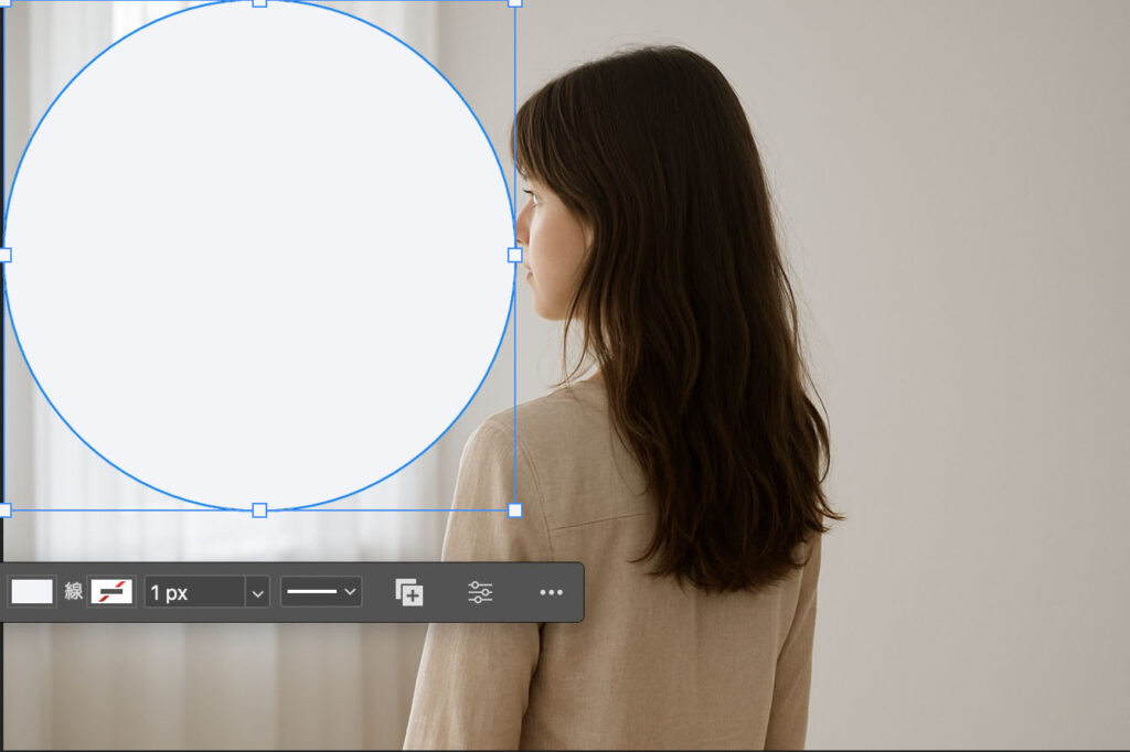 Photoshopで白い円を配置した状態の画像。女性の後ろに発光エフェクトを作成する準備段階。
