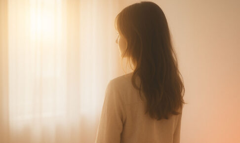やわらかい光に包まれた逆光の女性シルエットの写真